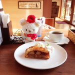 フェリーチェ カフェ - アップルパイ、アメリカーノ。選べるソース無しにしてます。パイ温かく生クリーム、アイスクリーム付き。