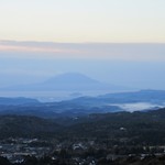 旅行人山荘 - 【大隅の湯(露天の方)から】錦江湾に浮かぶ桜島(朝7:30頃)