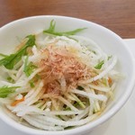 Eikoku Shiki Rifurekusoroji Ando Kafe Miru Koko - サラダです。