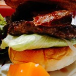 アンティカ オステリア カルネヤ - 熟成牛をのせたイチオシバーガー