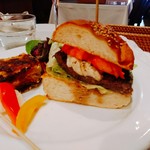 アンティカ オステリア カルネヤ - モッツァレラチーズ入りバーガー