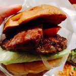 アンティカ オステリア カルネヤ - 熟成牛をのせたイチオシバーガー