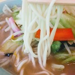 天津ラーメン - 麺は中太麺　スープはあっさり目