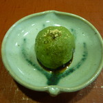 千松しま - 甘味（抹茶味の米粉饅頭を茶巾絞り）