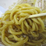 らーめん 辰屋 - ツルツルと舌触りが良く、モチっとした極太麺。