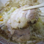らーめん 辰屋 - 厚切りのチャーシューが2枚。