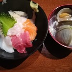 Ogata - 海鮮丼１２８０円＋日替わり汁物２８０円