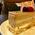 シ・サワット - アーモンド・プラリネ入りケーキ