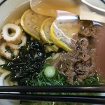 まるうまうどん - ☆火の国うどん (税込570円)カツオ出汁に、弾力あるうどん。馬肉と辛子蓮根。鼻に抜ける辛味♪うどんと合うかは、好みで分かれますね（笑）