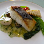 スズキのソテー・マリエールソース、春野菜を添えて