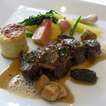 熊野牛のサイコロステーキとリ・ド・ヴォーのロースト、モリーユ茸のソース