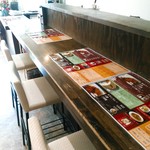 シンプルに洒落た店内。老若男女、お客さんもしっかりと来ていました。