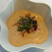 フィリップ・ミル 東京 - 柑橘香るズワイガニと玉葱のロワイヤル　バジル香る甲殻類のエミルション