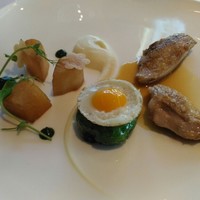 フィリップ・ミル 東京 - 鶉胸肉のローストとそのジュ　季節野菜の軽やかなムースリーヌと共に