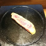 牛かつ なかい - 断面をペレットで焼いてからいただきます