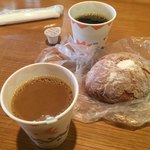 ベーカリー&カフェ キクチヤ - 2017年12月。あんぱんをイートイン。サービスのコーヒーとともに。