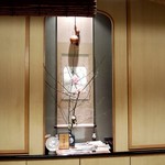 はなれ 味重 - カウンター奥の花