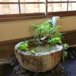 そば処　古庵 - 玄関の一工夫がGOOD。