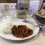 チャンピオンカレー - キャーーーー！！！
            なんかちょっと高級なレストランみたいなので出て来た！てっきりメニューパウチはイメージかと思ってたがホントにアラジンの魔法のランプで出るのね〜。
            
            
            