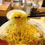 拉麺大公 - 生姜味噌たんめんの麺リフト