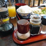 Azuin Fukui - 卓上に常備された調味料類