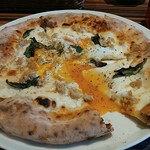 ピッツェリア・ヴィーコロ・デル・ソーレ - 鶏ひき肉と半熟卵のピッツァです