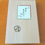 花園万頭 - 桐箱に入っています。