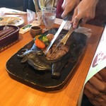 さわやか - げんこつハンバーグ
      ふたつに切ってからの押さえ焼き