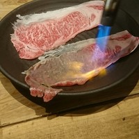 個室焼肉匠 - 炙りユッケ（炙りの様子）