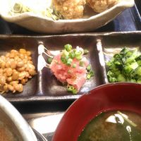 おうち - 三味丼（納豆，鮪，野沢菜）