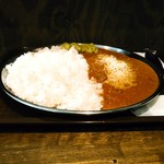 妻田カレー - こんな風に平らかに盛られます。アルミの大皿は直径30cmのはず。