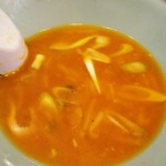 濱之家 - 辛ネギラーメンの赤いスープ
