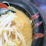 ラーメン雷豚 - 背脂