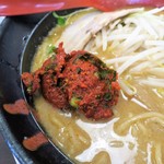 ラーメン雷豚 - 特製ニラ唐辛子投下～♪