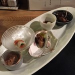 Kanji - 小鉢盛合せ（バイ貝、ナマコ酢、カキのオイル漬け、鮭の宝生巻き、イカの塩辛）
