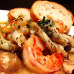 ワイン食堂コモン - 海老とツブ貝のガーリックバター焼き