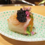 寿しの吉乃 - 茄子の揚げびたしに 三河産の真鯛を巻き、タップリなキャビアと 紫蘇の花がトッピングされています。口に運んだ瞬間に、とっても素敵な お味が広がります。