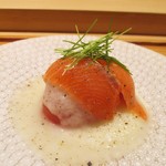 寿しの吉乃 - 通常は、フルーツトマトに 白い 玉葱のドレッシング をかけて頂くそうですが、本日は 良い鮭児 が入ったので その上へ 贅沢に乗せて頂きました。