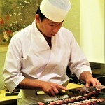 寿しの吉乃 - 迷いガツヲ を料理される大将。　　　　　　　　大将の了解を頂いています。