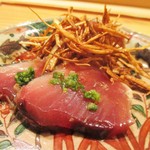 寿しの吉乃 - 五島列島の迷い鰹 は、背中がもっこりとしている様に見えます。この時期に これだけ脂がのったものは珍しいそうです。