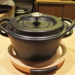 寿しの吉乃 - ミニサイズの バーミキュラ で提供される フカヒレ、松茸、ミニ玉葱、お出汁は干し貝柱で取ってあるそうです。