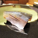 寿しの吉乃 - こはだ：握られた こはだ の肌の美しさに魅せられます。握ってから 醤油を刷毛で一塗り、大将の所作が美しいですネ！　見惚れてしまいます・・・。