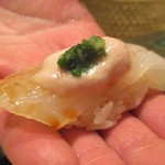 寿しの吉乃 - カワハギ の肝載せ：身は半日昆布締めしてあり、お味が濃厚になっています。 肝と あさつき が絶妙に絡み合って美味しいですネ！ 