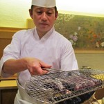 寿しの吉乃 - 〆鯖：大きく、厚い、〆鯖 を備長炭で 上から表面を焼いていきます。　　　　　　　　　　　　　　　大将の了解を頂いています。　　　