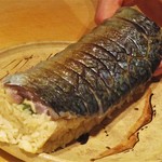 寿しの吉乃 - 〆鯖：大きく、厚い、〆鯖 の表面が 備長炭で綺麗に焼きあがりました。。