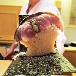 寿しの吉乃 - 〆鯖：大きく、厚い、〆鯖 を備長炭で表面を焼いていきます。 一人分づつを直前に炙った海苔で、脂がよくのった〆鯖を包んで頂きます。