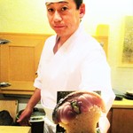 寿しの吉乃 - 大将から 手渡しで頂きます。 大将のカメラ目線 頂きましたぁ！　　　　　　大将の了解を頂いています。