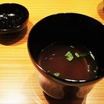 寿しの吉乃 - 赤だし：濃い口の赤だしです。大きな蛤が入っていますョ。