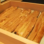 寿しの吉乃 - ふっかふかに蒸された脂がのった 穴子。