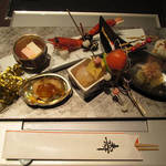 Nihon Ryourishun Sai - 祝箱　鮑柔らか煮、才巻キャビア射込み、子持ち昆布、紅白豆腐、祝串（サーモン手鞠、鯛手鞠）、結び熨斗梅、玉子焼。